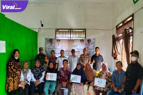 Pemerintah Desa Sungai Dua Kecamatan Rambutan Kabupaten Banyuasin Saat Membagikan BLT-DD Di Kantor Desa. Foto : Viralsumsel/Nto