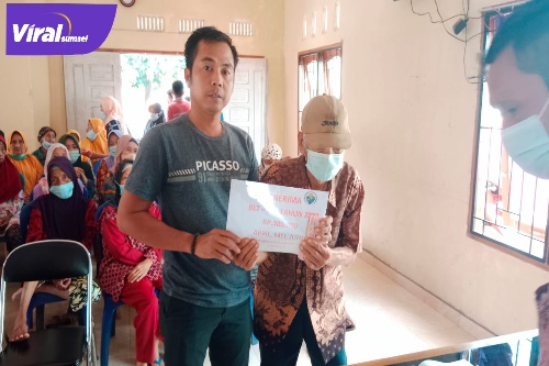 Kepala Desa Siju Rahmad saat Memberikan Bantuan Langsung Tunai (BLT) Kepada Warganya di Kantor Desa Siju. Foto : Viralsumsel/Nto