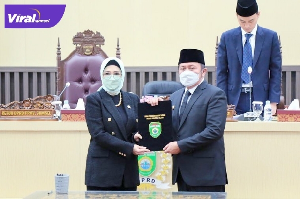 Ketua DPRD Provinsi Sumsel Hj RA Anita Neoringhati SH MH usai tanda tangan kesamaan pandangan Eksekutif dan Legislatif oleh Gubernur Sumsel H Herman Deru. Foto : viralsumsel.com/ril