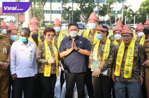 Gubernur Sumsel H. Herman Deru melepas 50 peserta Dharmayatra Tokoh Penggerak Moderasi Beragama Budha Sumsel dalam Wisata Religi dan Berpuja Bakti di Candi Borobudur, di halaman kantor Gubernur, Senin (11/7/2022) sore. Foto : viralsumsel.com/win