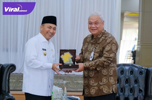 Pj Bupati Muba, Drs Apriyadi MSi menerima Direktur Utama Bank Sumsel Babel Ahmad Syamsudin, di Guest House Griya Serasan Sekate, Rabu (13/7/2022). Foto : viralsumsel.com/dev