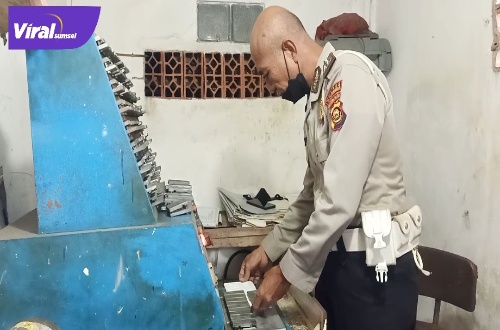 Petugas Lantas Polres OKI cetak plat putih sejak, (20/7/2022) lalu. Foto : viralsumsel.com/fir