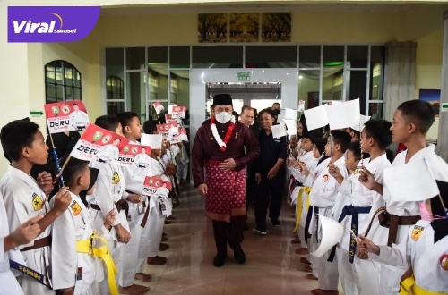 Gubernur Sumsel H Herman Deru di sela pelantikan Lemkari OKU di Wisma Ganesha PT Semen Baturaja, Kabupaten OKU, Jum'at (29/7/2022). Foto : viralsumsel.com/win