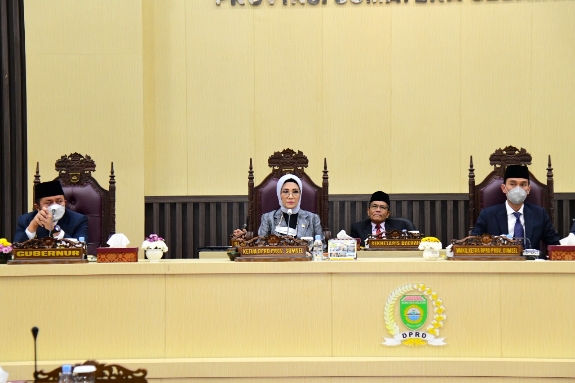 Pimpinan rapat paripurna DPRD Sumsel Ketua DPRD Sumsel Hj RA Anita Noeringhati dan Wakil Ketua DPRD Sumsel H Muchendi bersama Gubernur Sumsel H Herman Deru, Kamis (11/8/2022). Foto : viralsumsel.com