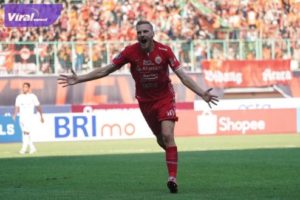 Striker Persija Hanno Behrens. selebrasi usai cetak gol ke gawang Persis Solo. Foto : lib