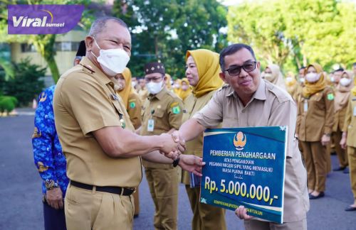 Pemkab Muba sosialisasi dan penyerahan bahan dasar baju batik KORPRI serta kartu anggota KORPRI Elektronik di Kabupaten Musi Banyuasin, di Halaman Kantor Bupati Muba, Senin (1/8/2022). Foto : viralsumsel.com/dev