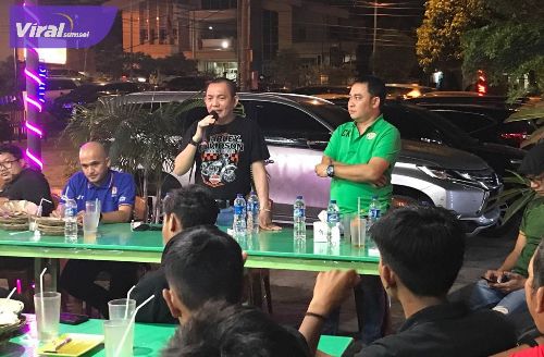 Wakil Presiden Klub PS Palembang Gunawan didampingi Manajer U-20 berikan arahan pada pemain. Foto : viralsumsel.com/ion