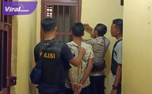 Tersangka pencurian sepeda motor, S warga Karang Anyar, OKU Timur diciduk polisi diamankan di Mapolsek Lempuing OKU, Senin (1/8/2022). Foto : viralsumsel.com/fir