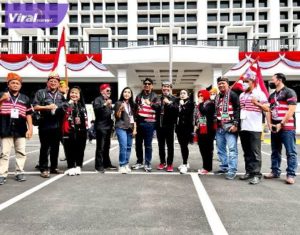 Hj Lucianty Ketua Pimda PKN Sumsel bersama Ketua PKN I Gede Pasek bersama pimpinan Pimda PKN se-Nusantara di depan KPU RI, Foto : viralsumsel.com/ion