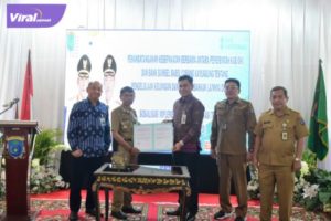 Staf Ahli Bupati bidang Pemerintahan, Cholid Hamdan, SE saat Penandatanganan Kesepakatan Bersama penyelenggaraan ETPD antara Pemkab OKI dengan Bank Sumsel Babel Cabang Kayu Agung, Selasa, (02/08/2022) . Foto : viralsumsel.com/fir