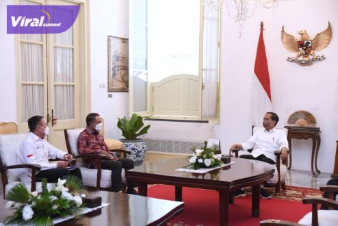 Presiden Joko Widodo saat menerima Menpora Zainudin Amali dan Ketua Umum PSSI Mochamad Iriawan di Istana Merdeka, Jakarta, Rabu, (3/8/2022). Foto : pssi