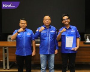 H Handry Pratama Putra SE, menerima SK sebagai Ketua DPC Partai Demokrat Ogan Ilir dari Direktur Eksekutif DPP Partai Demokrat Sigit Raditya, MIS, MA, didampingi Ketua DPD Partai Demorat Sumsel, Cik Ujang SH di Kantor DPP Partai Demokrat, Kamis (4/8/2022). Foto : viralsumsel.com/ion