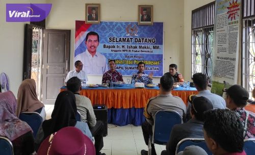 Anggota MPR RI, Ir.H. Ishak Mekki, MM didampingi Tenaga Ahli, Heriyanto.ZA, S.Sos, M.Si, saat memberi sambutan dan paparan di hadapan para Kades, Penyuluh Pertanian dan anggota Kelompok Tani se Kecamatan Sembawa, Kabupaten Banyuasin dalam acara sosialisasi Empat Pilar Kebangsaan yang berlangsung di Desa Mainan, Kamis (4/8-2022).. Foto : viralsumsel.com/ion