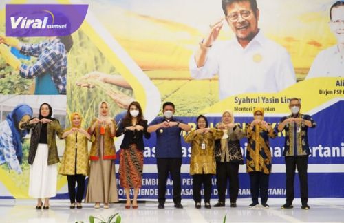 Herman Deru saat membuka acara Bimbingan Teknik Fasilitasi Pembiayaan Pertanian, Kebijakan Pembangunan Pertanian untuk Wanita Tani dan Materi Teknis Inovasi Olahan Hasil Pertanian bertempat di Hotel The Zuri Palembang, Rabu (3/8/2022). Foto : viralsumsel.com/win