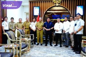 Gubernur Sumsel H Herman Deru menerima Audiensi EGM Angkasa Pura II, R. Iwan Winaya Mahdar dalam rangka silaturahmi Pejabat Baru Angkasa Pura II di Ruang Tamu Gubernur, Selasa, (2/8/2022). Foto : viralsumsel.com/win
