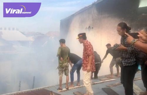 Sekda Kota Palembang, Ratu Dewa nampak meninjau langsung kebakaran di Jalan Natuna, Kecamatan Ilir Barat (IB) 1, Palembang, Jumat 5 Agustus 2022. Foto : viralsumsel.com/nto