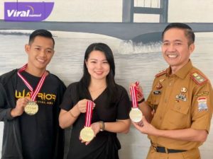 Petarung One Pride MMA Eka Darmawansyah menemui Sekda Palembang Ratu Dewa usai memperoleh kemenangan ketiga, Senin (8/8/2022). Foto : viralsumsel.com/nto