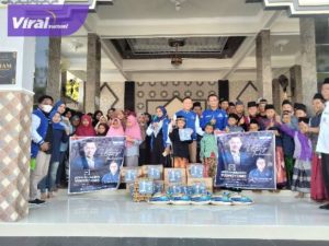 DPC Partai Demokrat Kabupaten OKU Timur saat baksi sosial di Ponpes Al Jihadul Karim, Desa Sumber Mulyo, Kecamatan Madang Timur, Kabupaten OKU Timur, Rabu (10/8/2022). Foto : viralsumsel.com/ion
