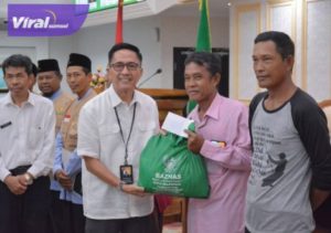Sekda Palembang, Ratu Dewa didampingi ketua Baznas Palembang, Ridwan Nawawi salurkan 200 paket sembako kepada penggali kubur dan Bilal Jenazah di Ruang Rapat Parameswara Kantor Walikota Palembang, Rabu (10/8/2022). Foto : viralsumsel.com/nto