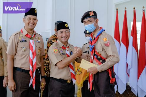 Pj Bupati Muba, Drs H Apriyadi MSi yang juga Ketua Kwarcab Pramuka Muba melepas secara resmi Kontingen Kwartir Cabang Gerakan Pramuka Kabupaten Muba di Guest House Griya Bumi Serasan Sekate, Kamis (11/8/2022). Foto : viralsumsel.com/dev