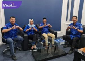 Sekretaris DPD Partai Demokrat Provinsi Sumsel H Muchendi Mahzareki Ishak S.E didampingi Bendahara DPD Partai Demokrat Sumsel Ir Holda Herman dan Kepala Badan di DPD Partai Demokrat Sumsel. Foto : viralsumsel.com/ion
