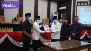 Bupati OKI, H. Iskandar, SE saat penandatanganan nota kesepakatan dalam rapat paripurna DPRD Kabupaten OKI di Ruang Rapat Paripurna DPRD OKI, Jum'at, (12/8/2022). Foto : viralsumsel.com/fir