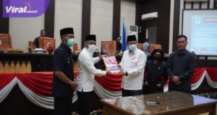 Bupati OKI, H. Iskandar, SE saat penandatanganan nota kesepakatan dalam rapat paripurna DPRD Kabupaten OKI di Ruang Rapat Paripurna DPRD OKI, Jum'at, (12/8/2022). Foto : viralsumsel.com/fir