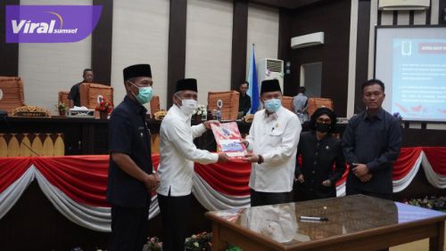 Bupati OKI, H. Iskandar, SE saat penandatanganan nota kesepakatan dalam rapat paripurna DPRD Kabupaten OKI di Ruang Rapat Paripurna DPRD OKI, Jum'at, (12/8/2022). Foto : viralsumsel.com/fir