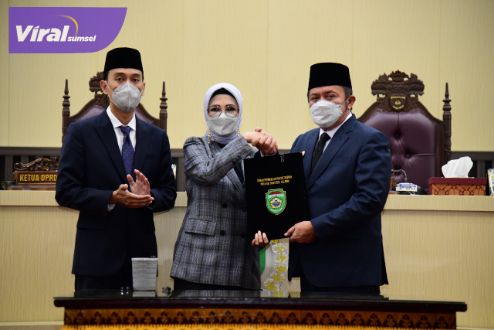 Usai penandatangan kesepakatan antara Gubernur Sumsel H Herman Deru dan Ketua DPRD Sumsel Hj RA Anita Noeringhati pada rapat paripurna DPRD Sumsel, Kamis (11/8/2022). Foto : viralsumsel.com