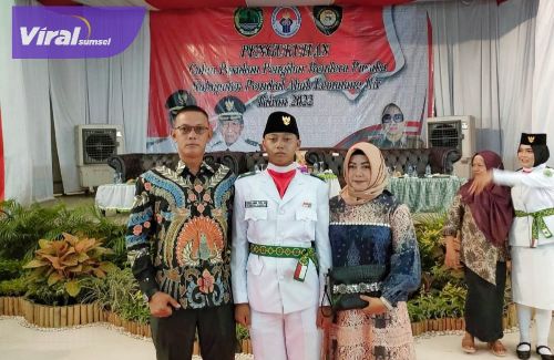 Aqshal Alanza putra Ais Paskibra PALI bersama ayah dan ibu setelah dikukuhkan di gedung Asendora Komperta Pendopo Kecamatan Talang Ubi, Senin (15/8/2022). Foto : viralsumsel.com/eko