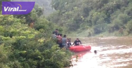 Tim BPBD Muba berhasil menemukan korban tenggelam di Sungai Biduk, Dusun III, Desa Dawas, Kecamatan Keluang, Kabupaten Muba, Minggu (14/8/2022). Foto : viralsumsel.com/dev