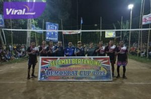 Azmi Shofix Ketua DPC Partai Demokrat Kabupaten OKU Timur (jaket Demokrat) saat penutupan Turnamen Bola Voli Demokrat Cup 2022 di Desa Sumber Jaya, Kabupaten OKU Timur, Minggu (14/8/2022). Foto : viralsumsel.com/ion