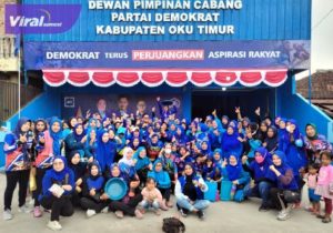 Emak-emak dari berbagai desa di OKU Timur pose bersama usai senam sehat di Halaman Kantor DPC Partai Demokrat OKU Timur, Minggu (14/8/2022). Foto : viralsumsel.com/ion