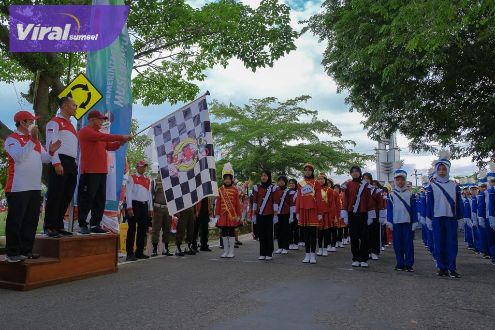 Sekretaris Daerah Muba Musni Wijaya SSos MSi, saat membuka perlombaan baris-berbaris di Lapangan Gelanggang Remaja Sekayu, Senin (15/8/2022). Foto : viralsumsel.com/dev