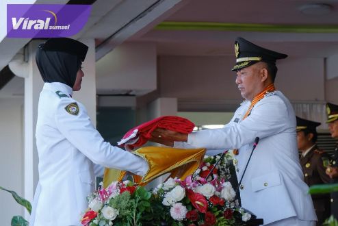 Pj Bupati Muba H Apriyadi bertindak sebagai Inspektur Upacara dalam upacara Pengibaran Bendera Merah Putih dan Detik - Detik Proklamasi HUT Kemerdekaan Republik Indonesia ke-77 Tahun 2022 di Pendopoan Griya Bumi Serasan Sekate, Rabu (17/8/2022) pagi. Foto : viralsumsel.com/dev
