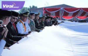 Walikota Palembang H Harnojoyo bentangkan bendera raksasa di pelataran BKB Palembang usai upacara HUT RI ke 77, Rabu (17/8/2022) pagi. Foto : viralsumsel.com/nto