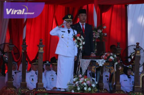 Wakil Walikota Palembang, Fitrianti Agustinda dalam upacara penurunan bendera di BKB, Palembang, Rabu 17 Agustus 2022. Foto : viralsumsel.com/nto Wakil Walikota Palembang, Fitrianti Agustinda dalam upacara penurunan bendera di BKB, Palembang, Rabu 17 Agustus 2022. Foto : viralsumsel.com/nto
