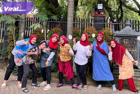 Keseruan lomba dalam rangka Hari kemerdekaan Republik Indonesia (RI) ke-77 Tahun di Kedai Tiga Nyonya, Palembang, Rabu (17/8/2022). Foto : viralsumsel.com/ion