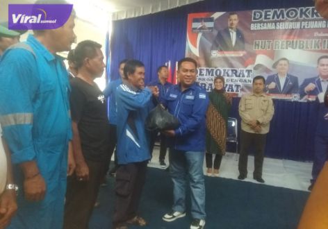 Ketua DPC Partai Demokrat Kota Prabumulih, Deni Victoria menyerahkan secara simbolis bantuan sembako pada ratusan pejuang kebersihan. Foto : viralsumsel.com/mal