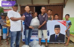Tim perwakilan dari Azmi Shofix Ketua DPC Partai Demokrat Kabupaten OKU Timur menyalurkan bantuan bibit ikan dan pakan secara simbolis kepada msyarakat. Foto : viralsumsel.com/ion