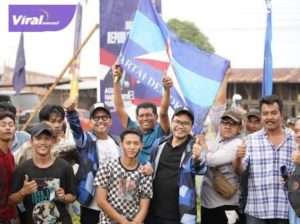 Ketua DPC Demokrat OI H Handry Pratama Putra SE bersama Sekretaris Taufik Artama Bersama warga peserta panjat pinang. Foto : viralsumsel.com/ion