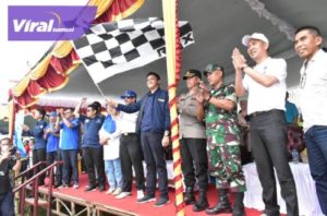Ketua Majelis Pertimbangan Karang Taruna OKI, M. Alki Ardhiansyah di sungai Komering untuk membuka lomba perahu Bidar. Foto : viralsumsel.com/fir