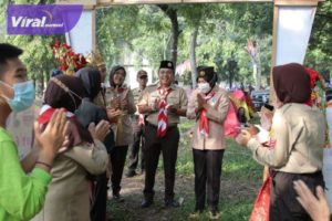 Ka Kwarcab) Gerakan Pramuka Kota Palembang Fitrianti Agustinda bersama Sekretaris Kwarcab Kota Palembang Edison ditenda mereka di Bumi Perkemahan Cibubur, Sabtu (20/8/2022) pagi. Foto : viralsumsel.com/nto