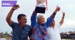Bupati OKI, H. Iskandar, SE memberikan trofi perlombaan bidar di Sungai Babatan, Pedamaran, Minggu, (21/8/2022). Foto : viralsumsel.com/fir