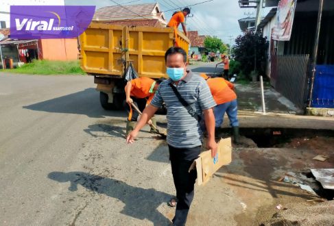 Sejumlah pegawai Dinas Lingkungan Hidup (DLH) Muba membersihkan Drainase mampet di Kecamatan Sekayu. Foto : viralsumsel.com/dev