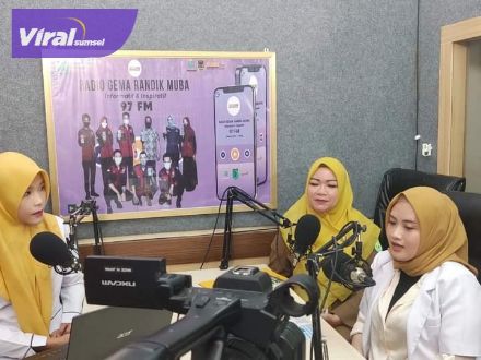 Kepala bidang Pelayanan Medik RSUD Sekayu drg Dina Krisnawati, M.Kes didampingi Kasubag promkes Zuryati, AmKeb usai audiensi dengan Kepala Dinkominfo Muba Herryandi Sinulingga AP di ruang kerja Kepala Dinkominfo Muba, Senin (22/8/2022). Foto : viralsumsel.com/dev