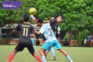 Potret pertandingan antara Tim Sepak Bola Palembang versus Ogan Ilir pada babak semifinal POPDA Sumsel di Lapangan Sepak Bola SMA Xaverius 1 Palembang, Kamis (25/8/2022). Foto : viralsumsel.com/ion