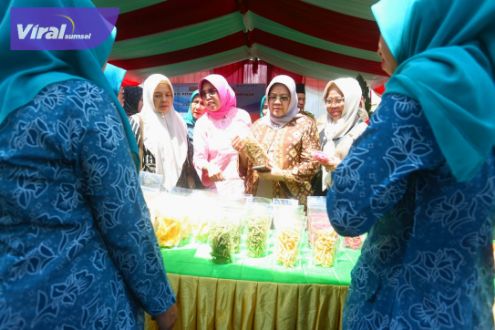 Pj Ketua Tim Penggerak PKK Kabupaten Muba Hj Asna Aini Apriyadi berkunjung ke Desa Bumi Kencana Kecamatan Sungai Lilin dalam rangka pembinaan hatinya PKK, Rabu (24/8/2022). Foto : viralsumsel.com/dev