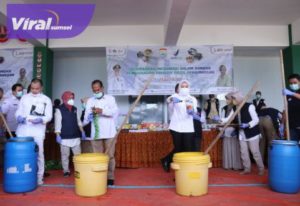 Wakil Walikota Pelembang, Fitrianti Agustinda bersama BPOM Palembang memusnakan ribuan kemasan kosmetik dan obat-obatan ilegal dan kadarluasa di Palembang, Rabu (24/8/2022). Foto : viralsumsel.com/nto