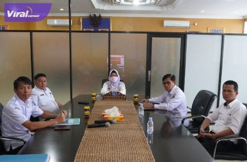 Sejumlah pegwai Badan Kepegawaian, Pendidikan dan Pelatihan mengikuti sosialisasi pendataan tenaga non ASN bersama Kemenpan- RB serta BKN secara virtual, Rabu, (24/8/2022). Foto : viralsumsel.com/fir